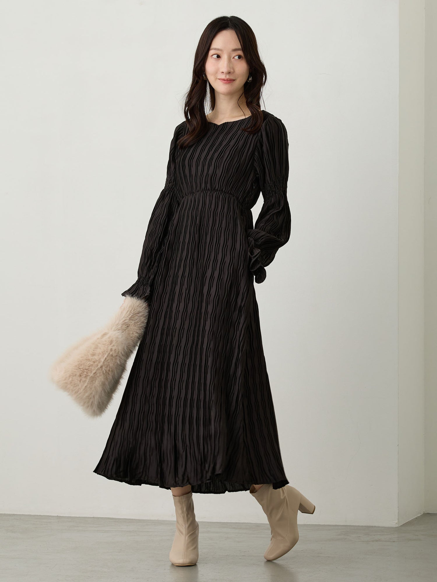 ハートネックプリーツワンピース Black