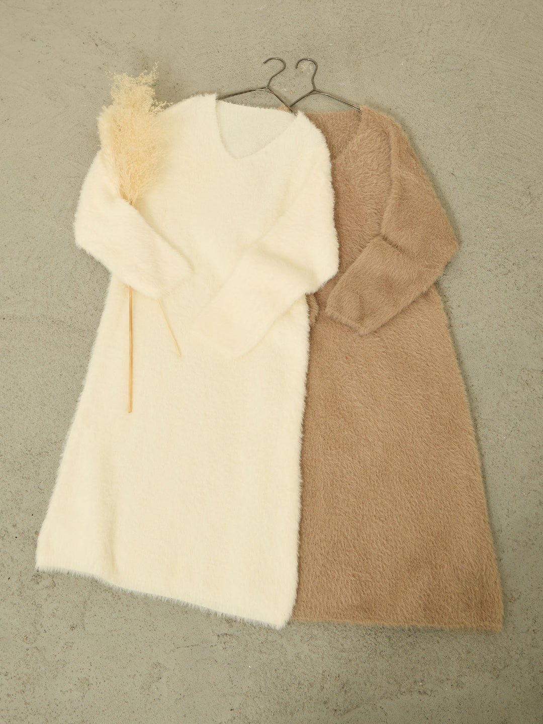 毛茸茸的针织短裙，米色