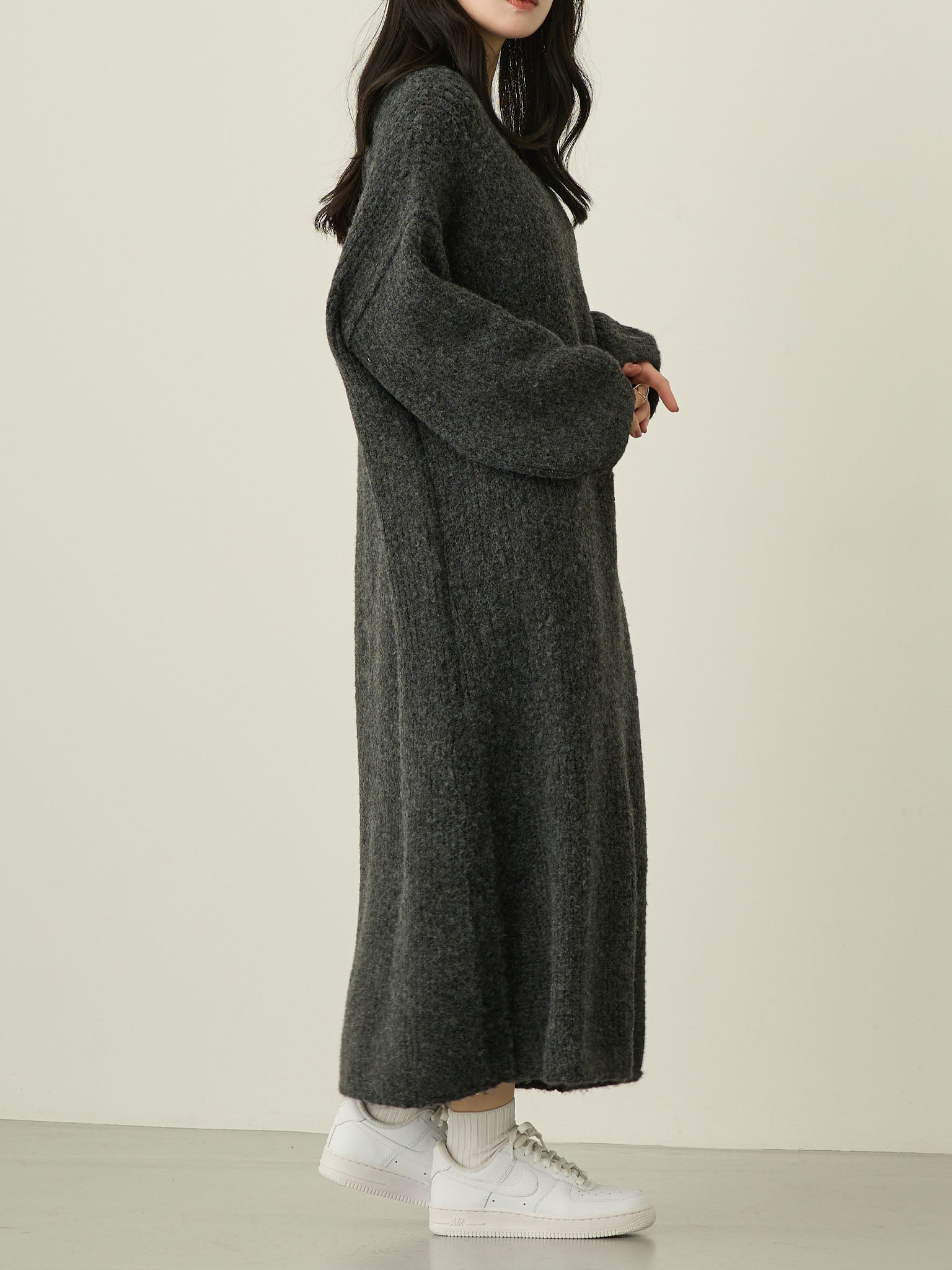 Vネックニットワンピース Charcoal – honono for mom&baby Vネックニットワンピース Charcoal – honono for mom&baby