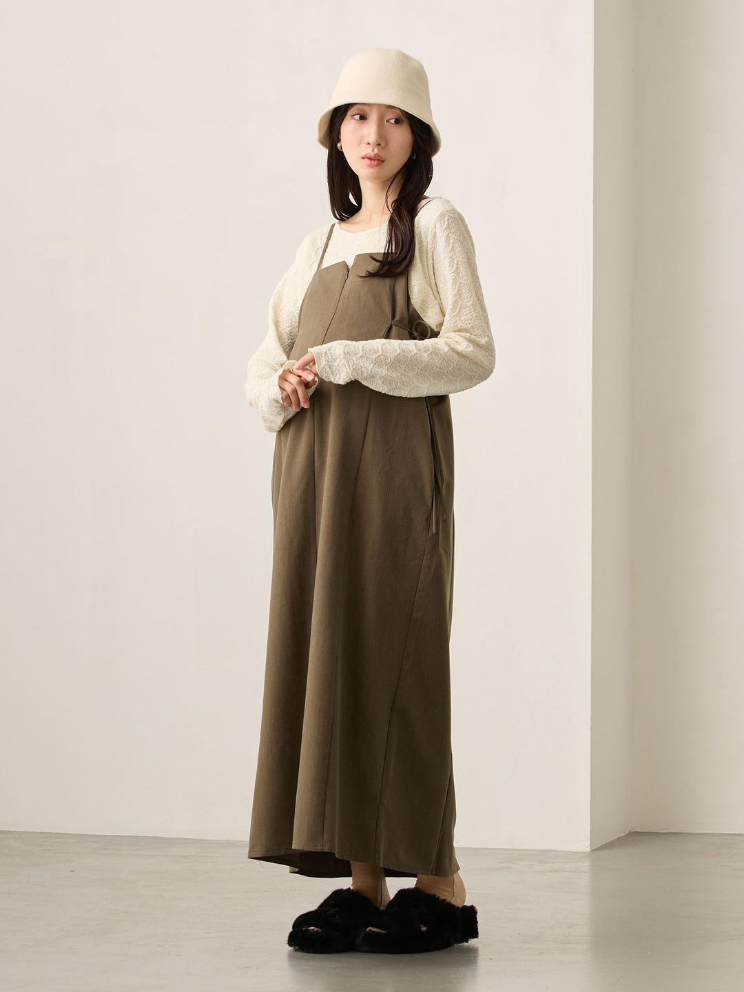 卡其色侧饰蝴蝶结吊带连衣裙