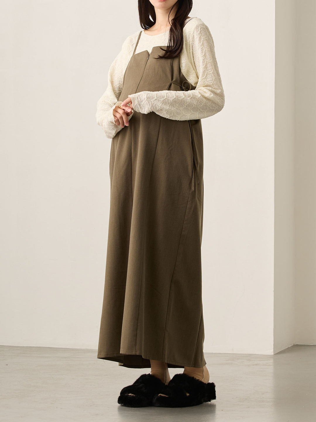 卡其色侧饰蝴蝶结吊带连衣裙