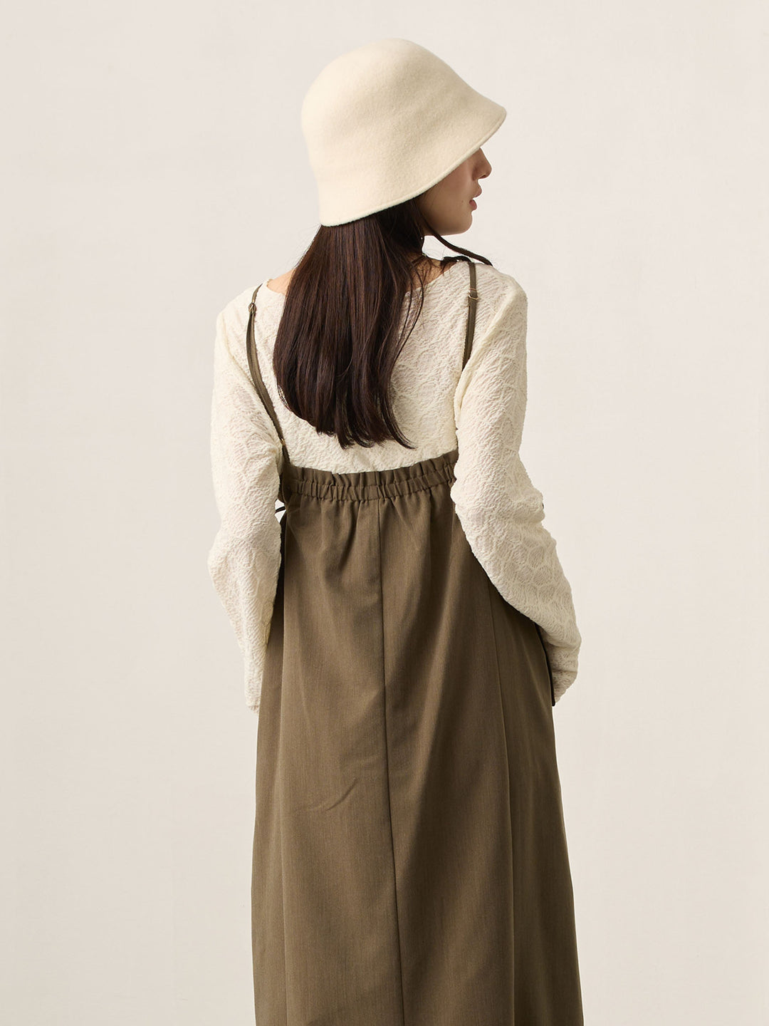 卡其色侧饰蝴蝶结吊带连衣裙