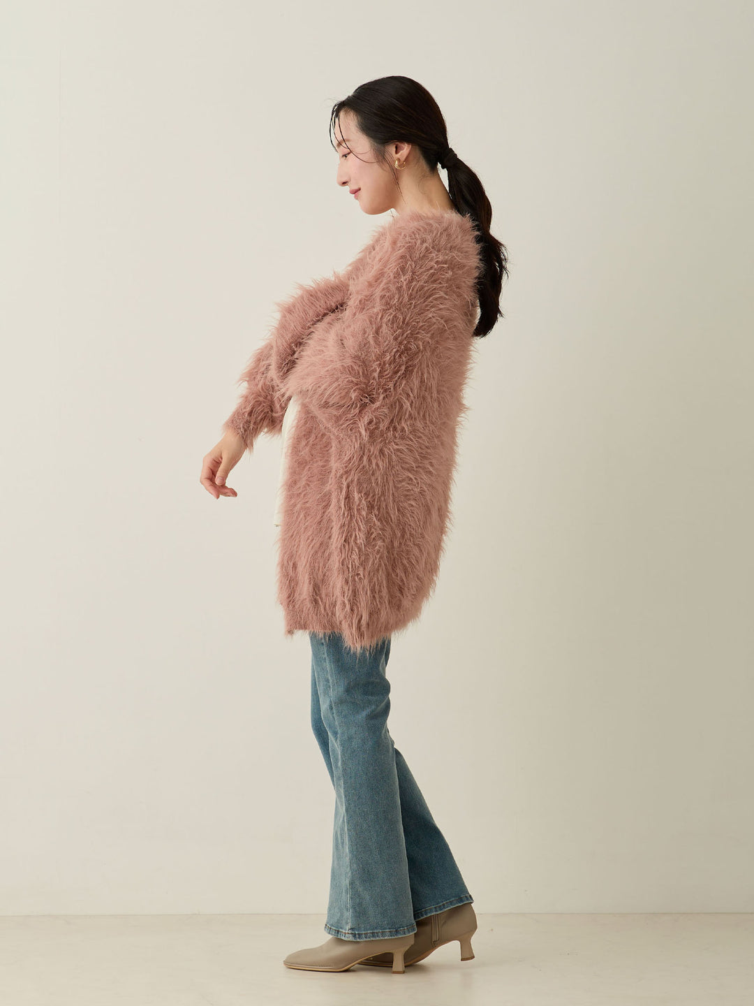 蓬松的淡粉色开衫