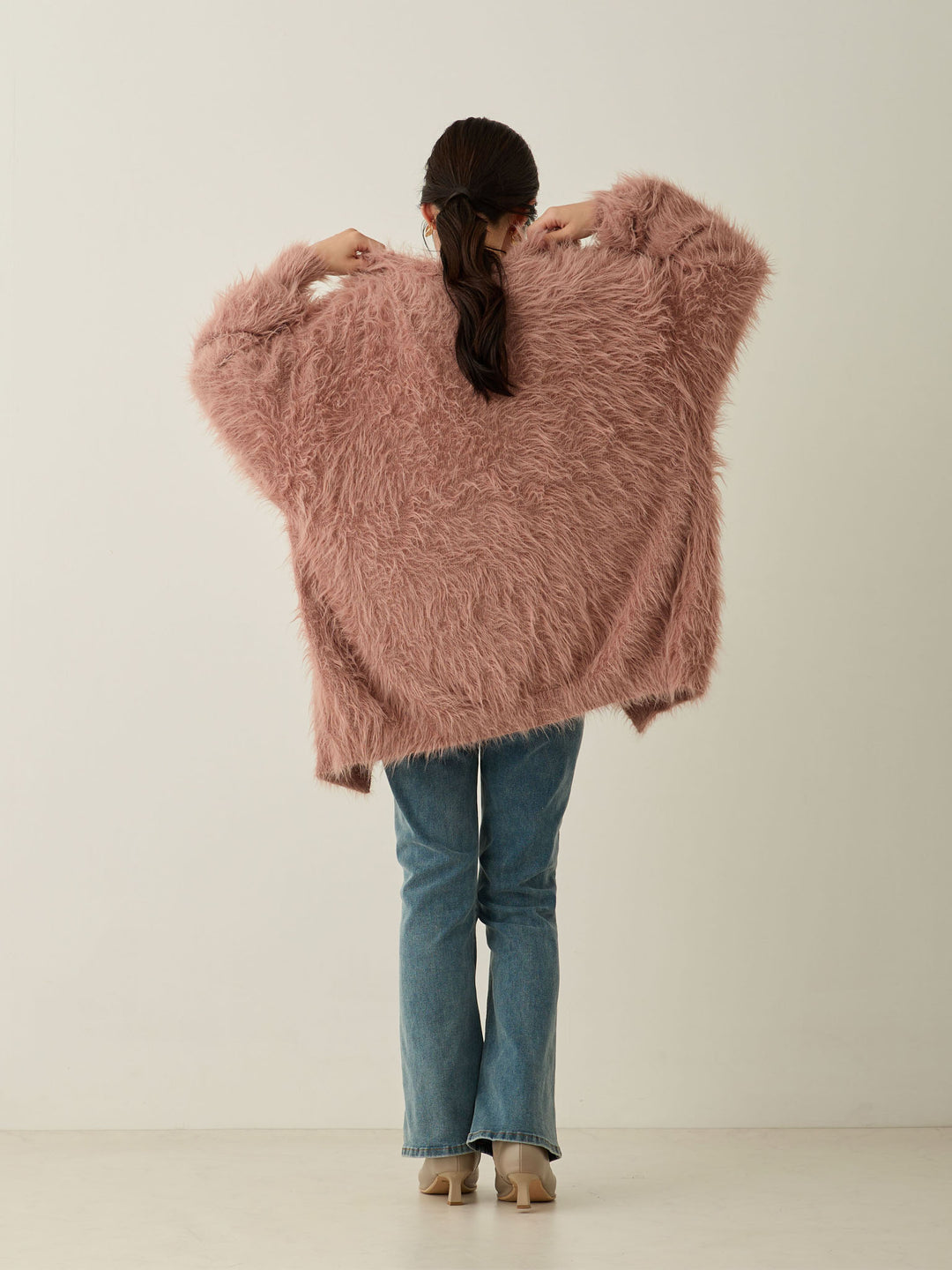 蓬松的淡粉色开衫