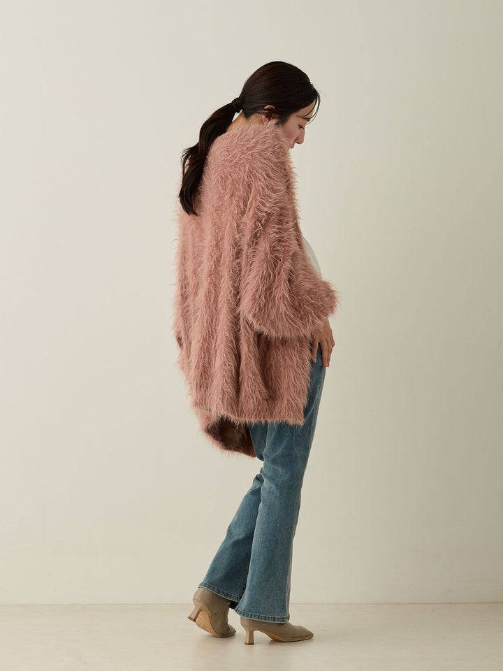 蓬松的淡粉色开衫