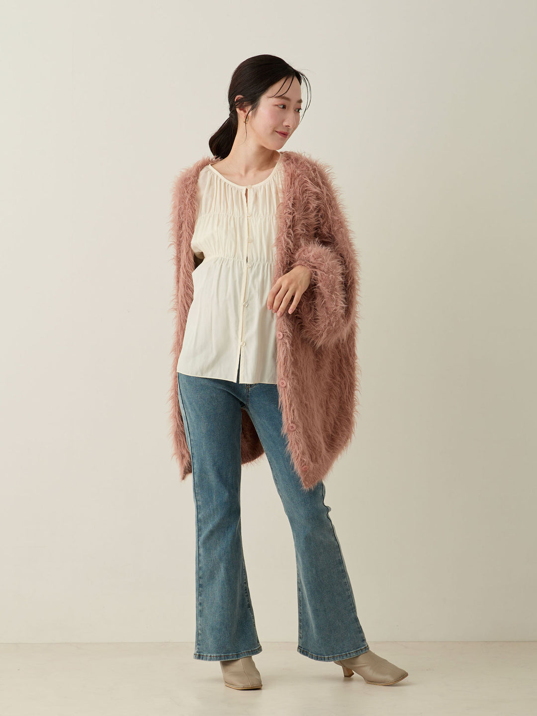 蓬松的淡粉色开衫