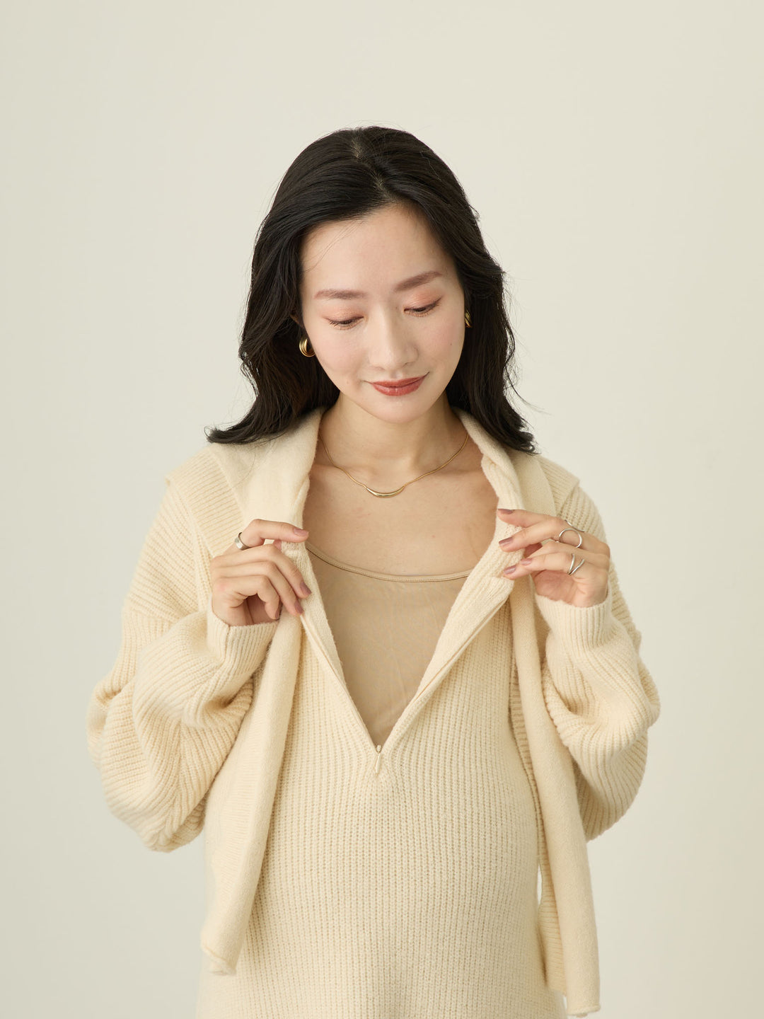 带围巾的连帽针织连衣裙，灰色