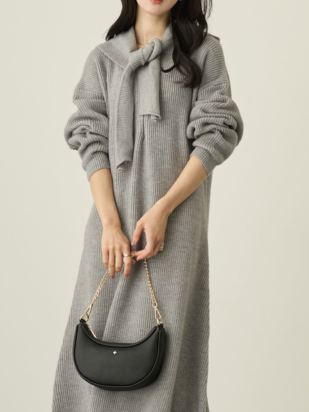 带围巾的连帽针织连衣裙，灰色