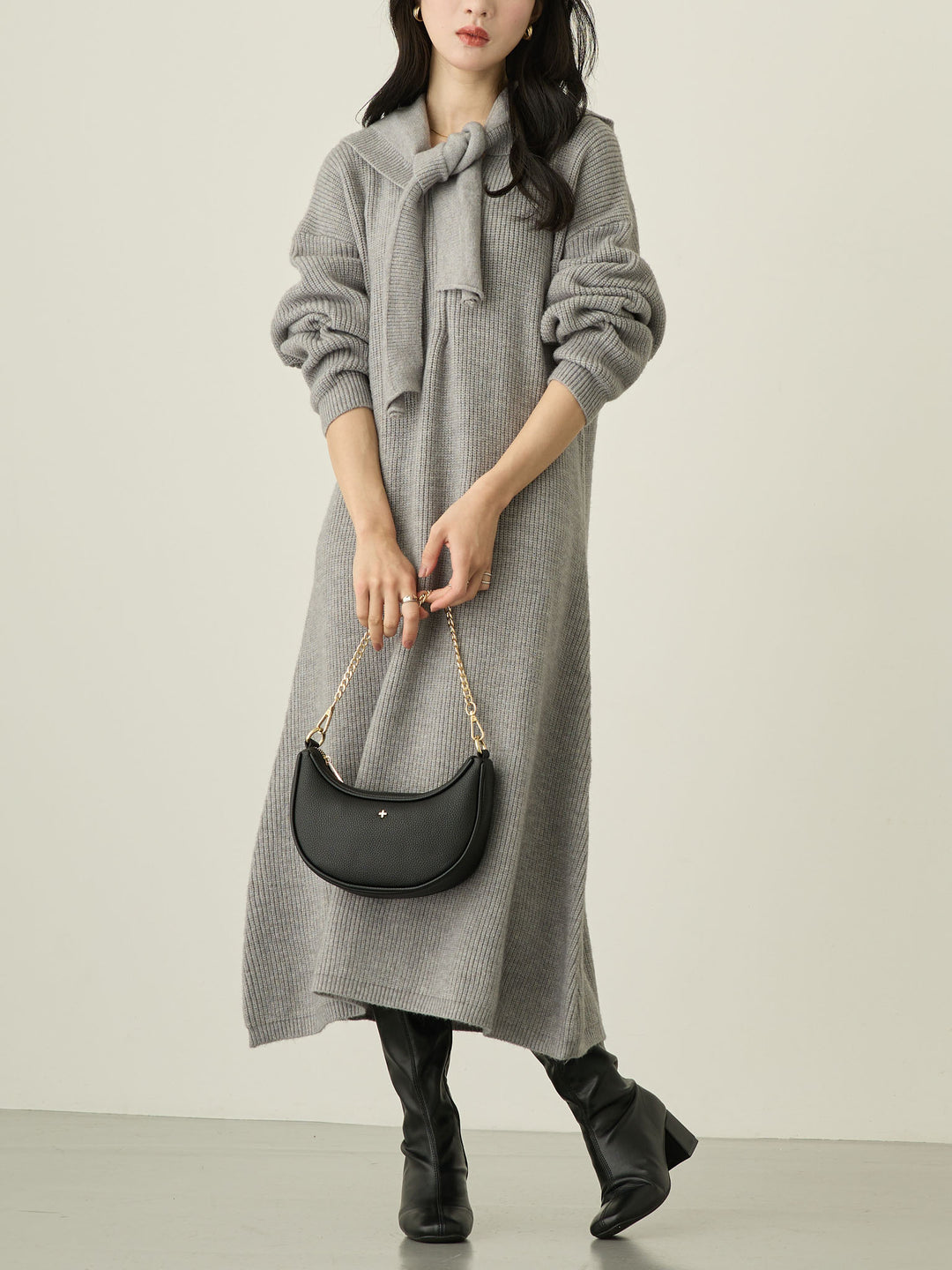 带围巾的连帽针织连衣裙，灰色