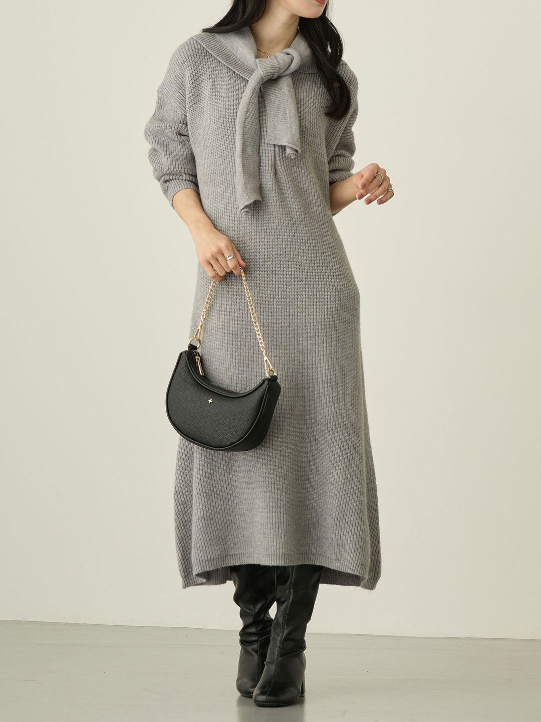 带围巾的连帽针织连衣裙，灰色
