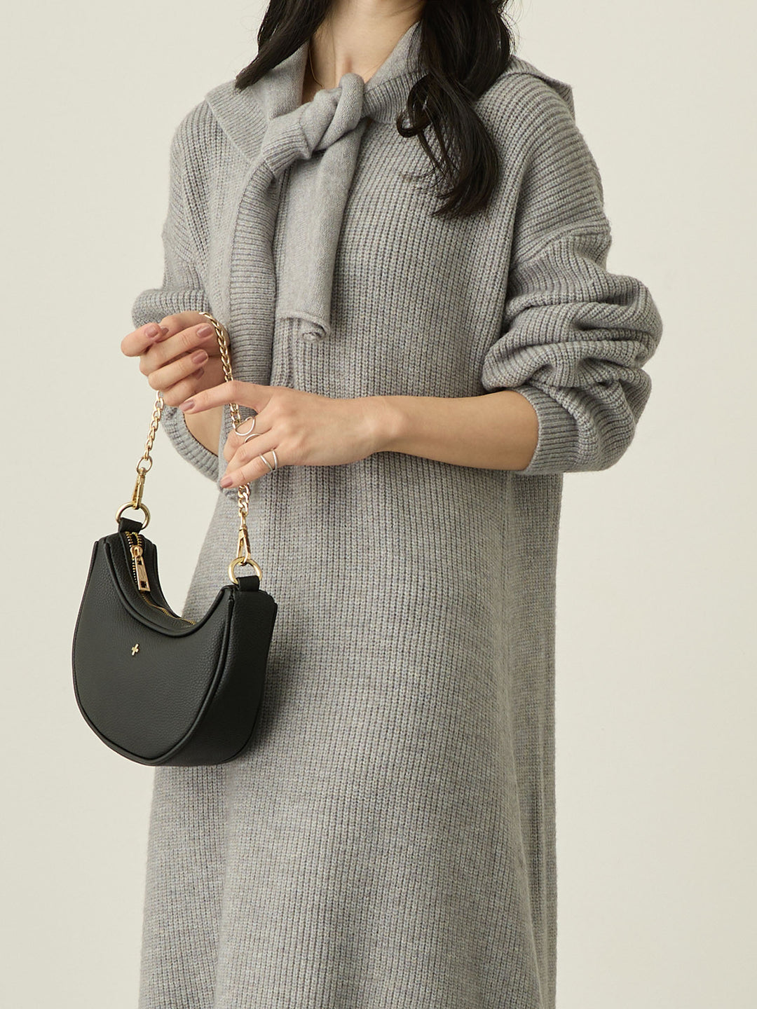 带围巾的连帽针织连衣裙，灰色