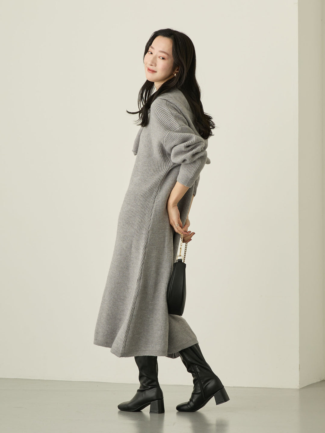 带围巾的连帽针织连衣裙，灰色