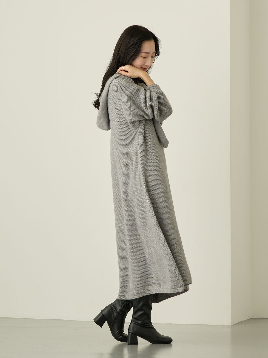 带围巾的连帽针织连衣裙，灰色