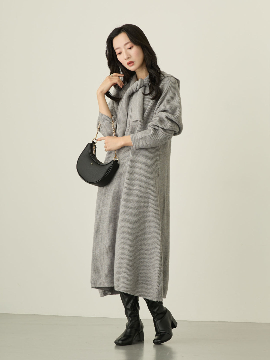 带围巾的连帽针织连衣裙，灰色