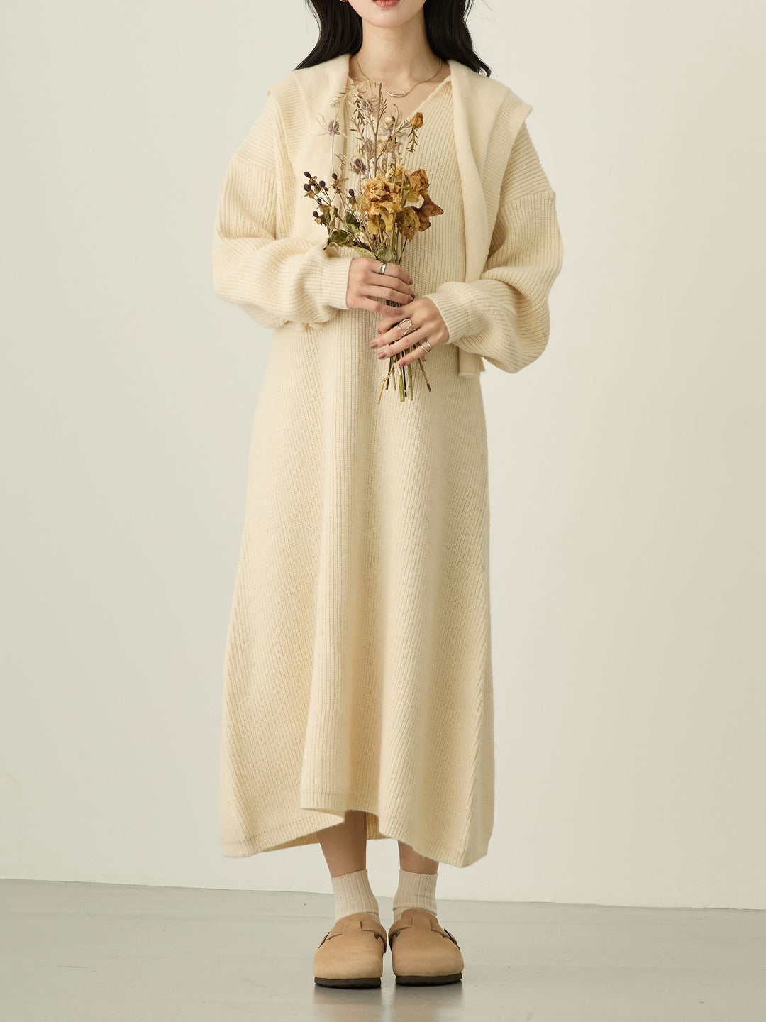 象牙色连帽针织连衣裙