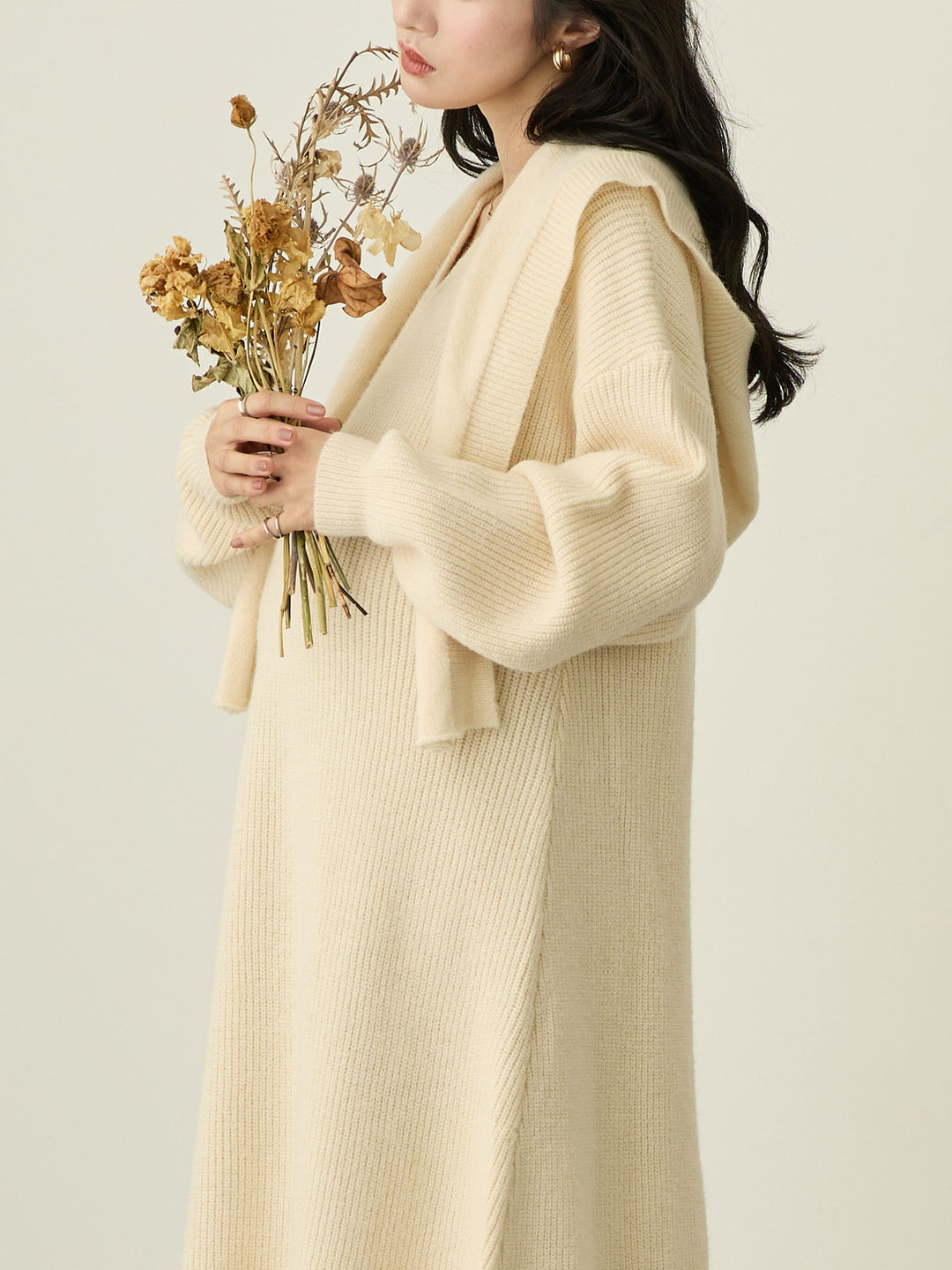 象牙色连帽针织连衣裙
