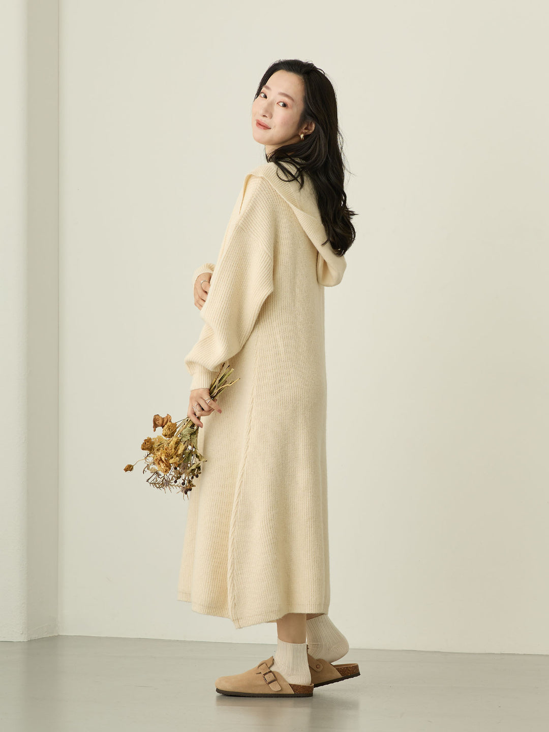 象牙色连帽针织连衣裙