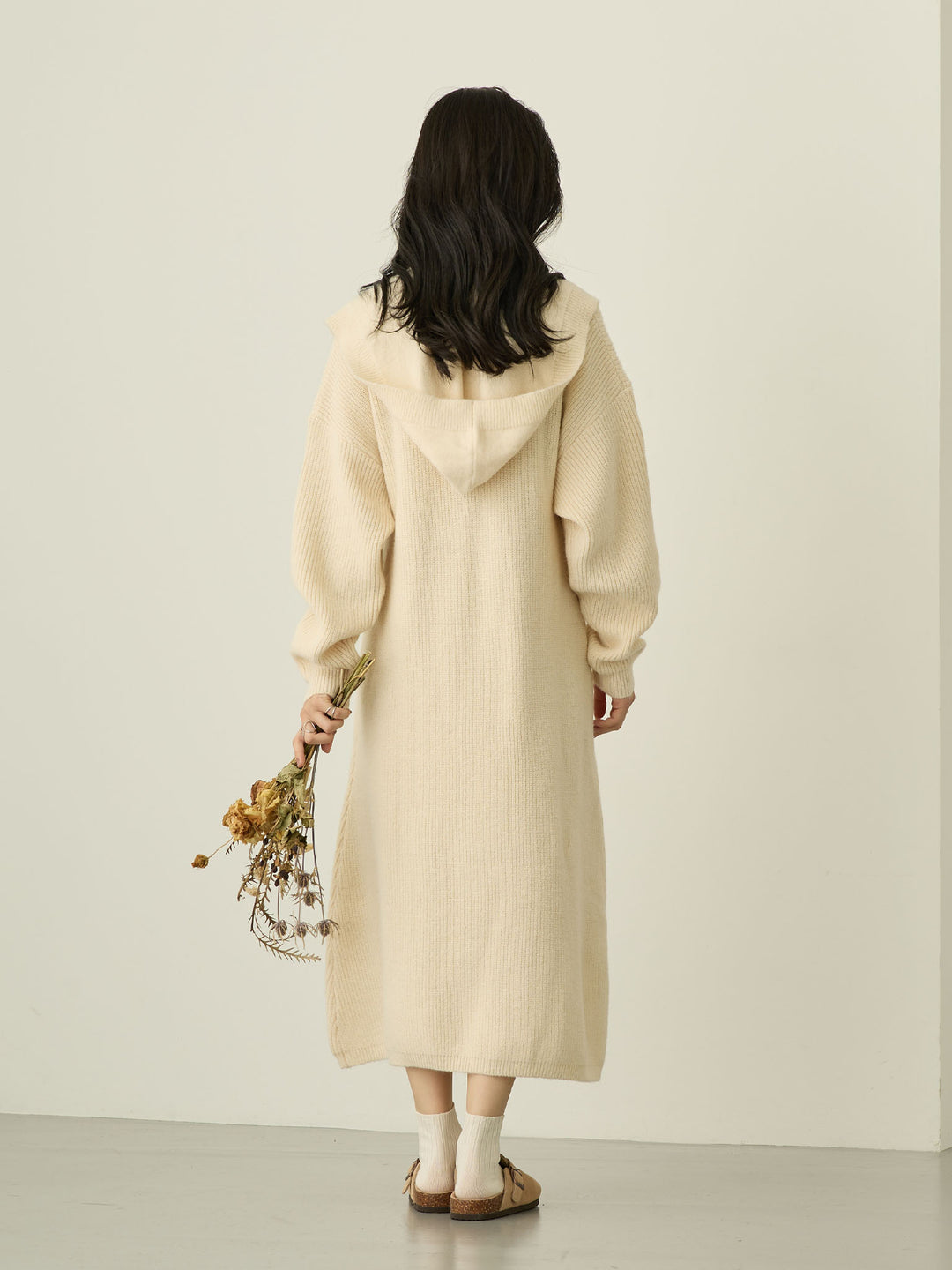 象牙色连帽针织连衣裙