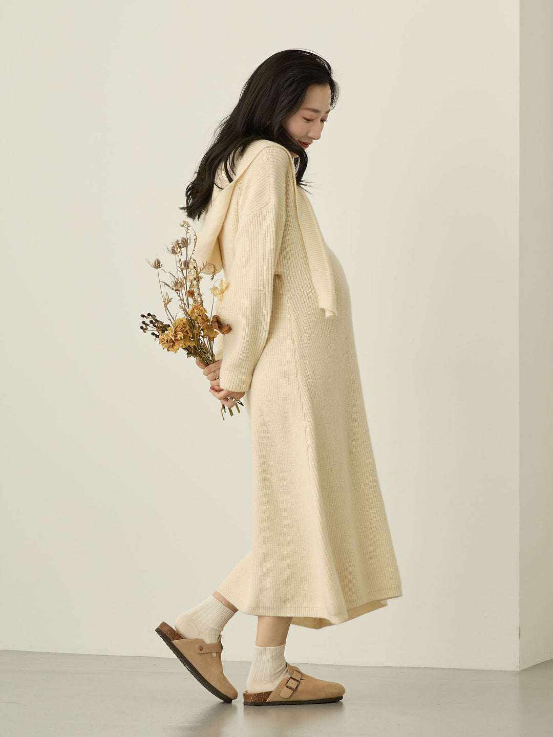 象牙色连帽针织连衣裙