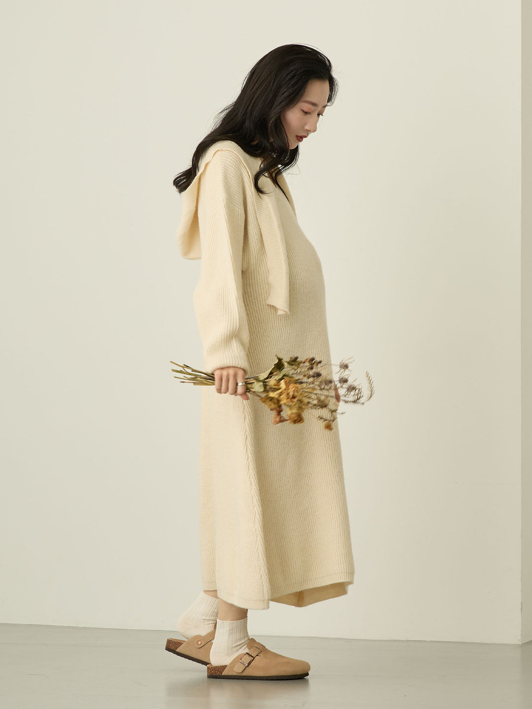 象牙色连帽针织连衣裙