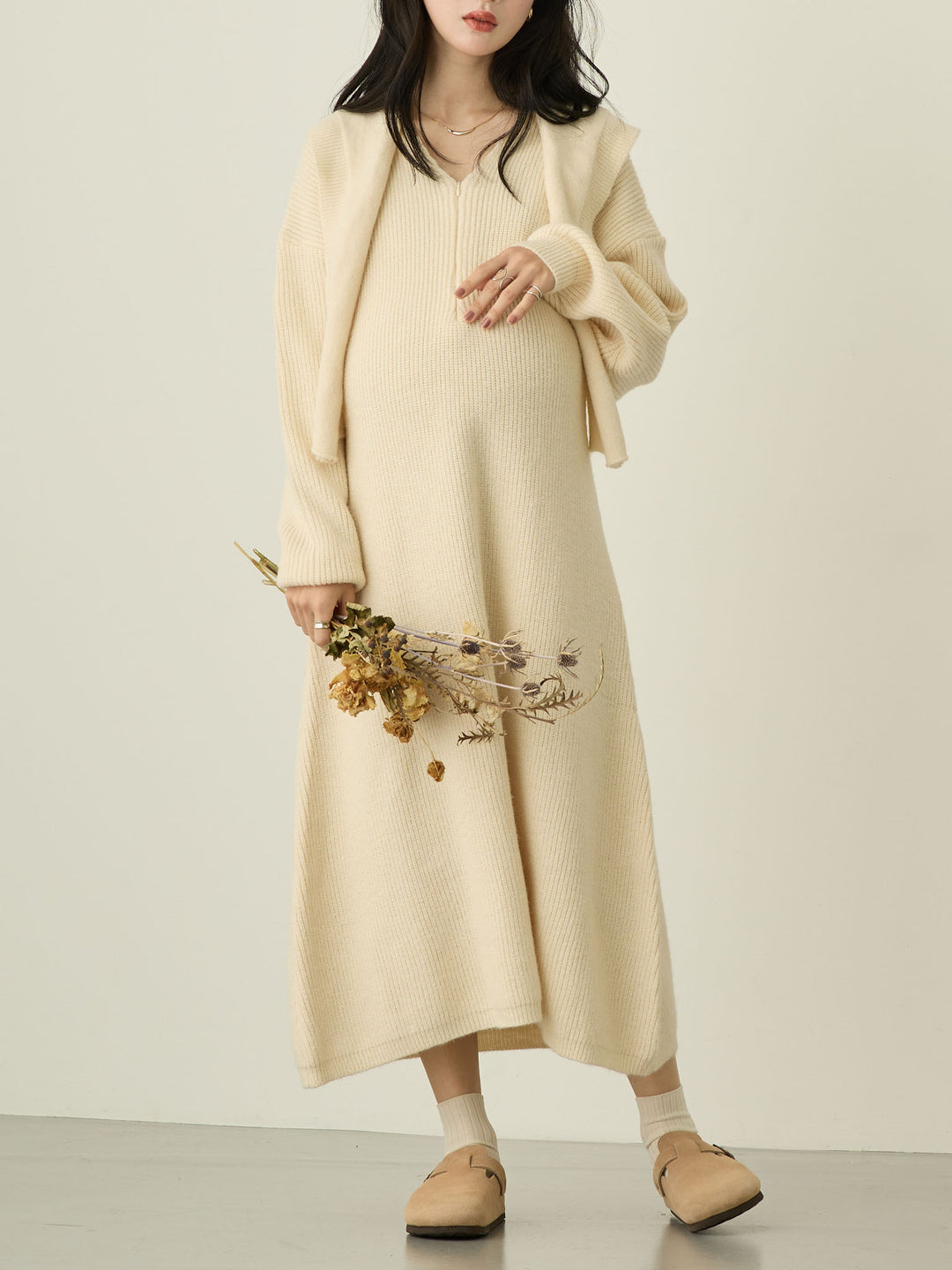 象牙色连帽针织连衣裙