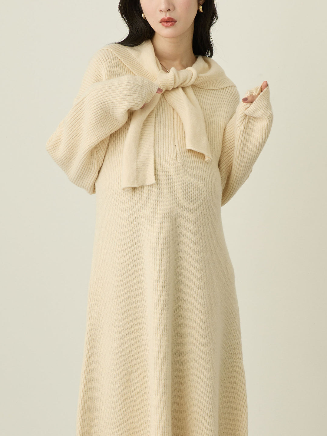 象牙色连帽针织连衣裙