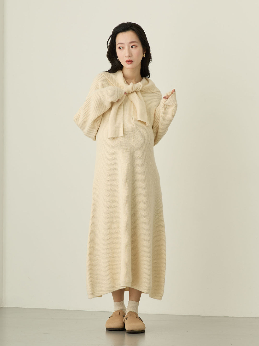象牙色连帽针织连衣裙