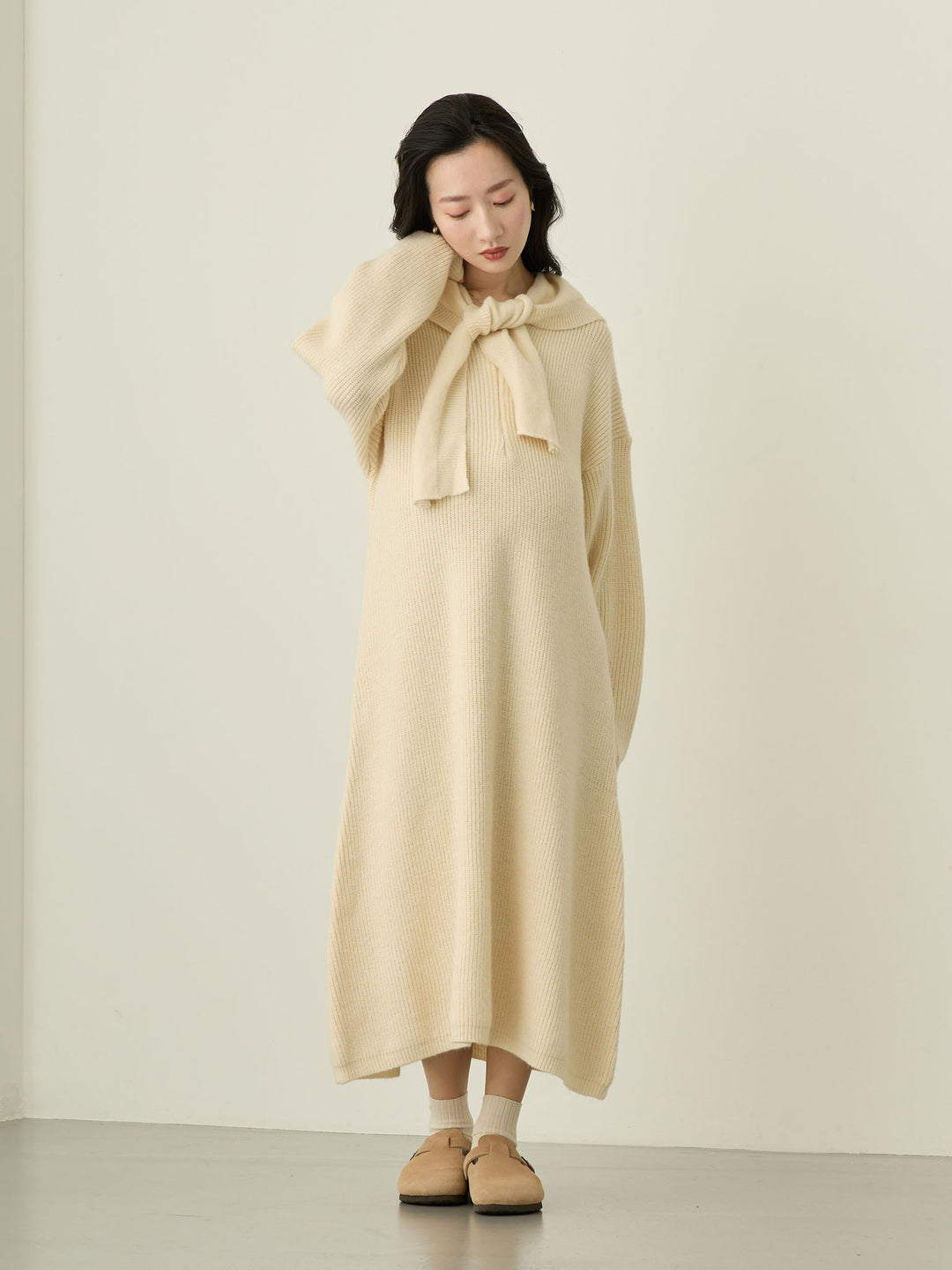 象牙色连帽针织连衣裙