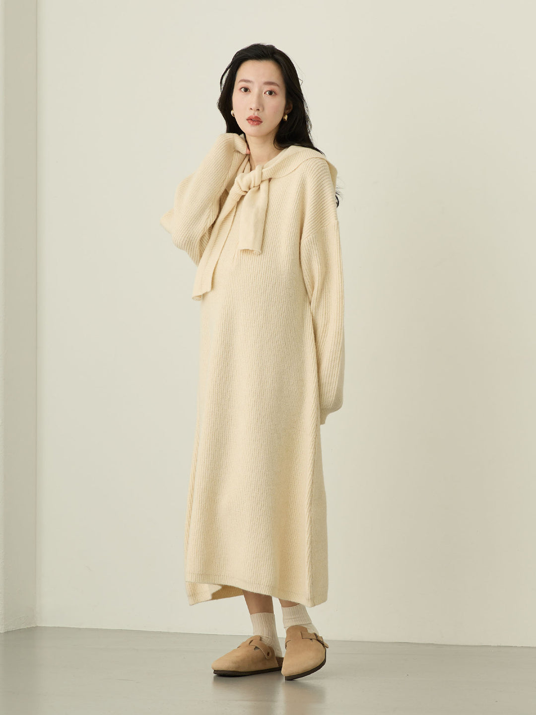 象牙色连帽针织连衣裙
