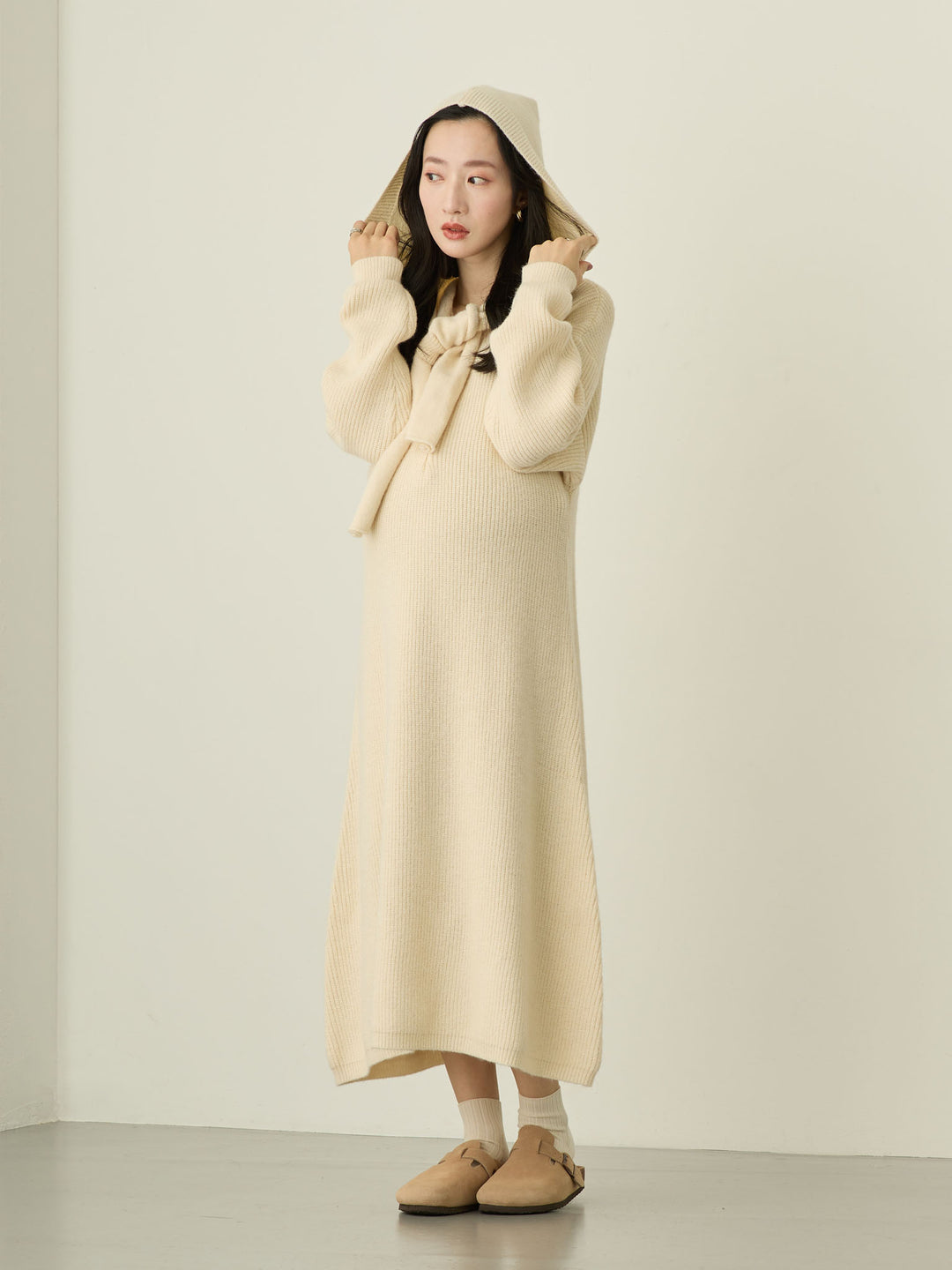 象牙色连帽针织连衣裙