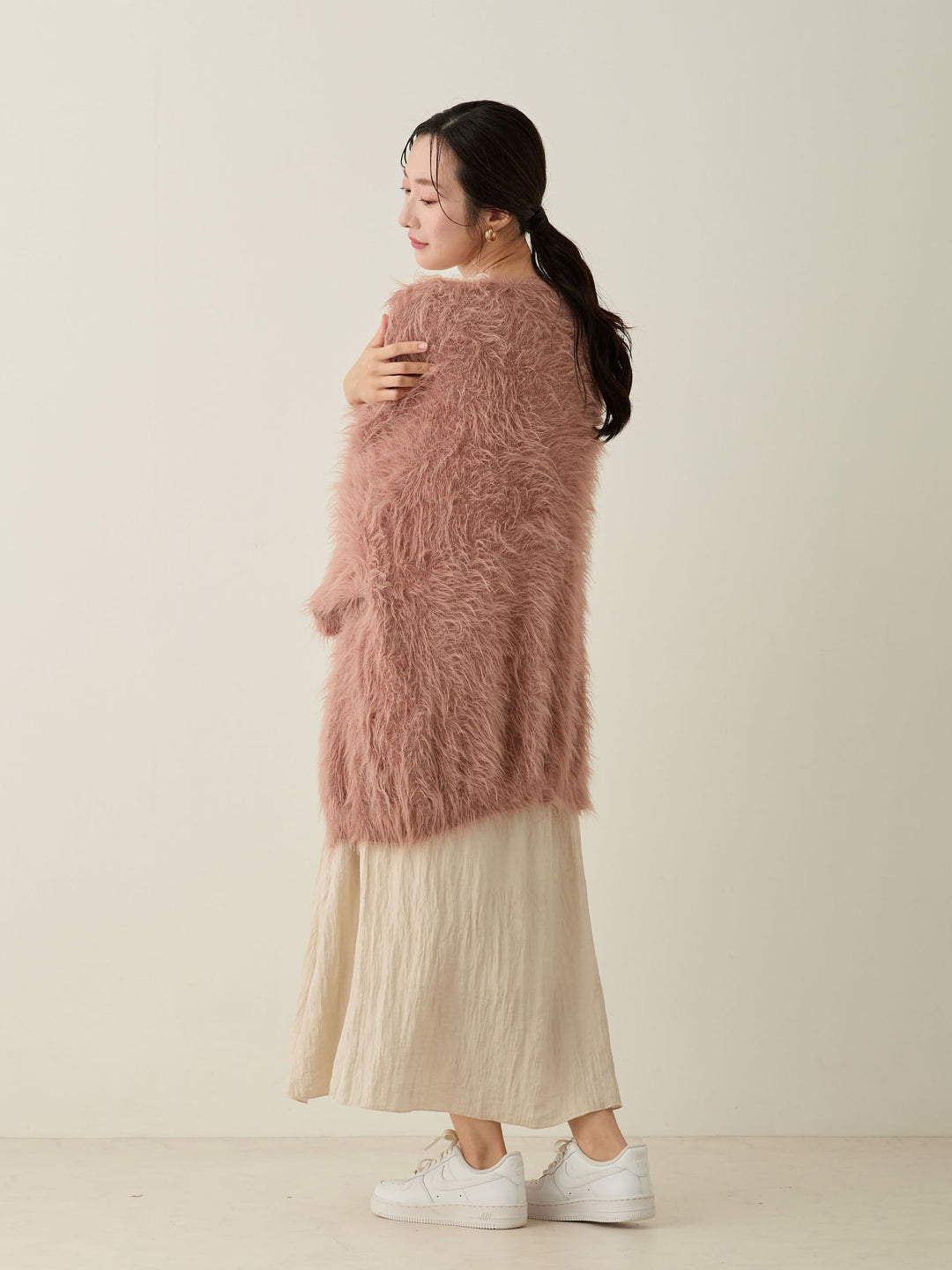 蓬松的淡粉色开衫