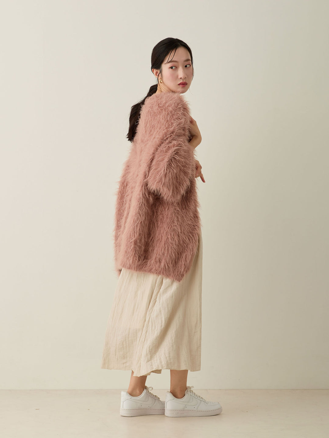 蓬松的淡粉色开衫