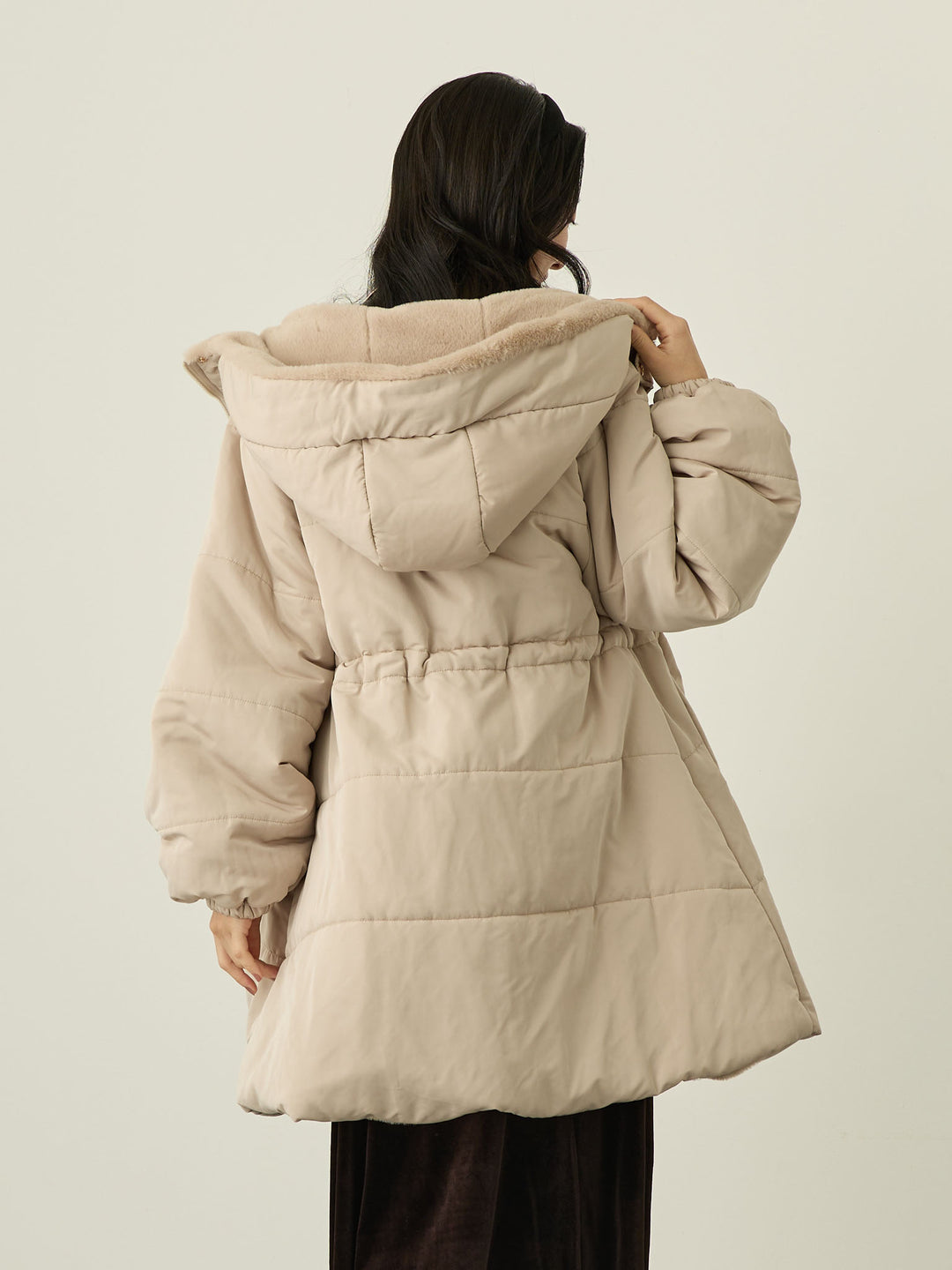 带鸭绒灰的衬垫外套