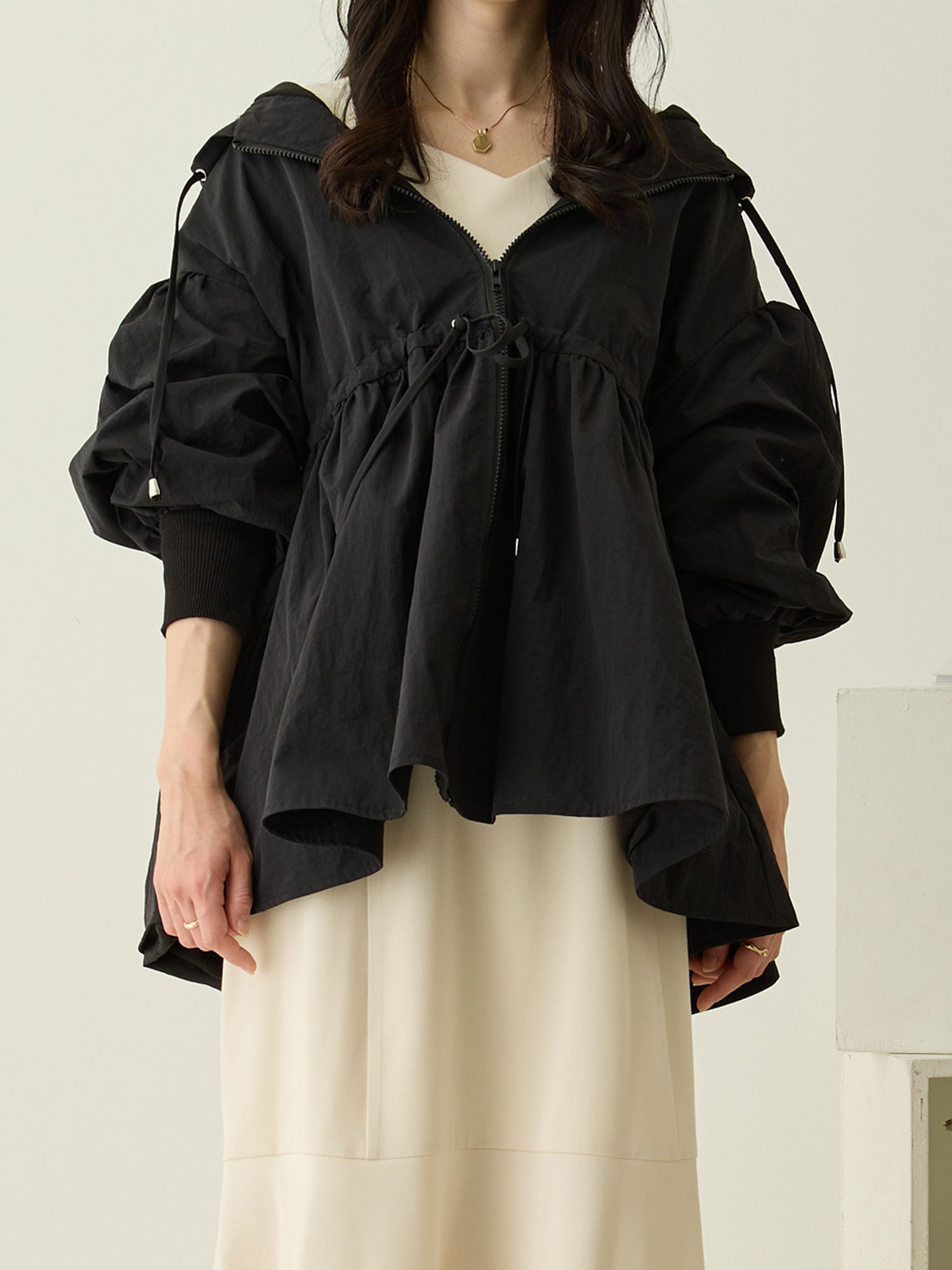 撥水加工・ダッカー付きペプラムライトアウター Black