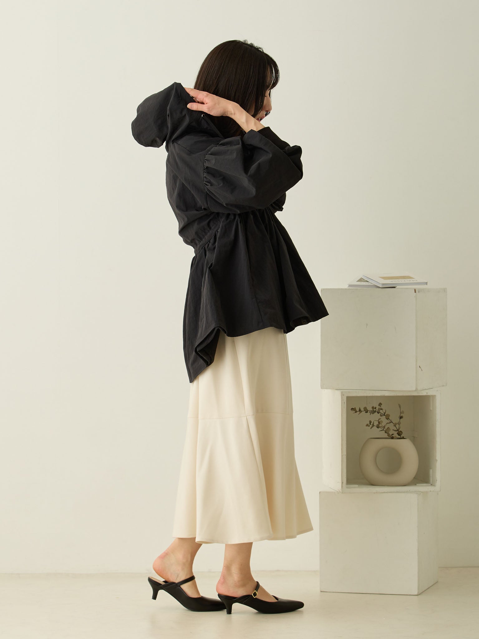 撥水加工・ダッカー付きペプラムライトアウター Black – honono for