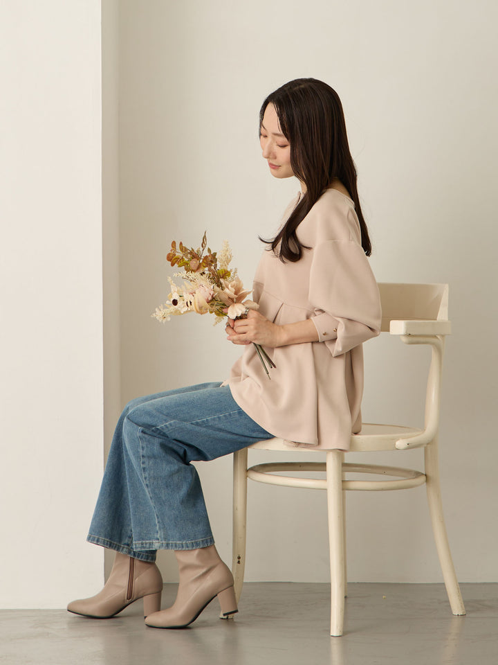 粉米色荷叶边上衣