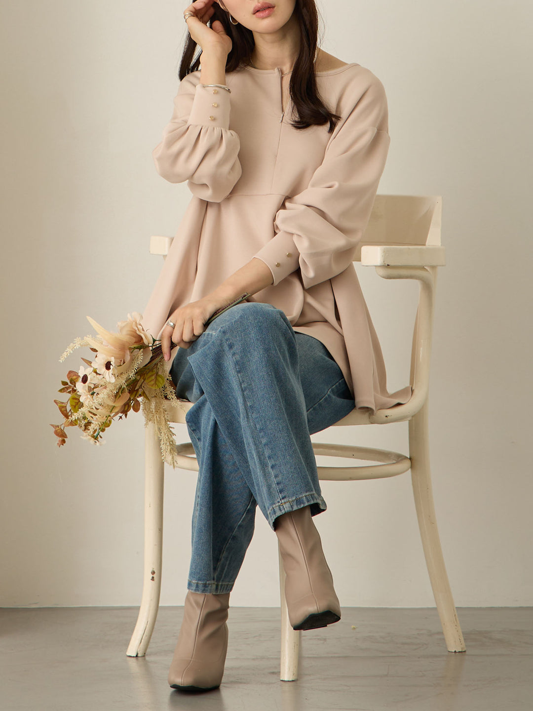 粉米色荷叶边上衣