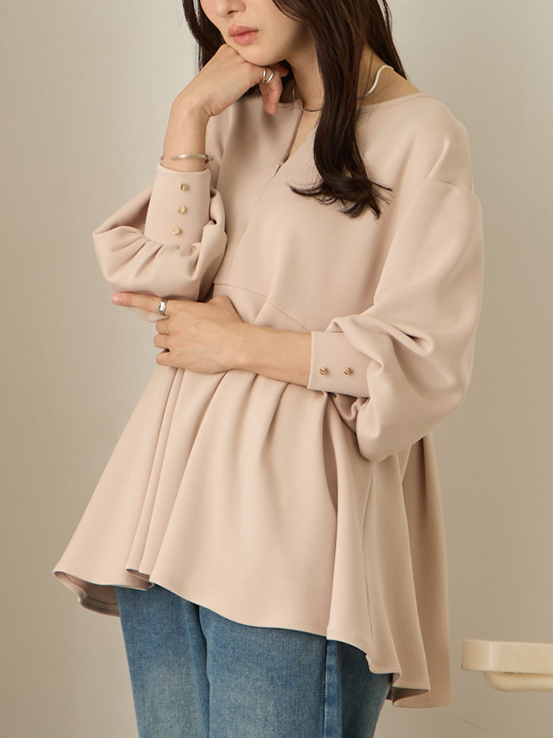 粉米色荷叶边上衣