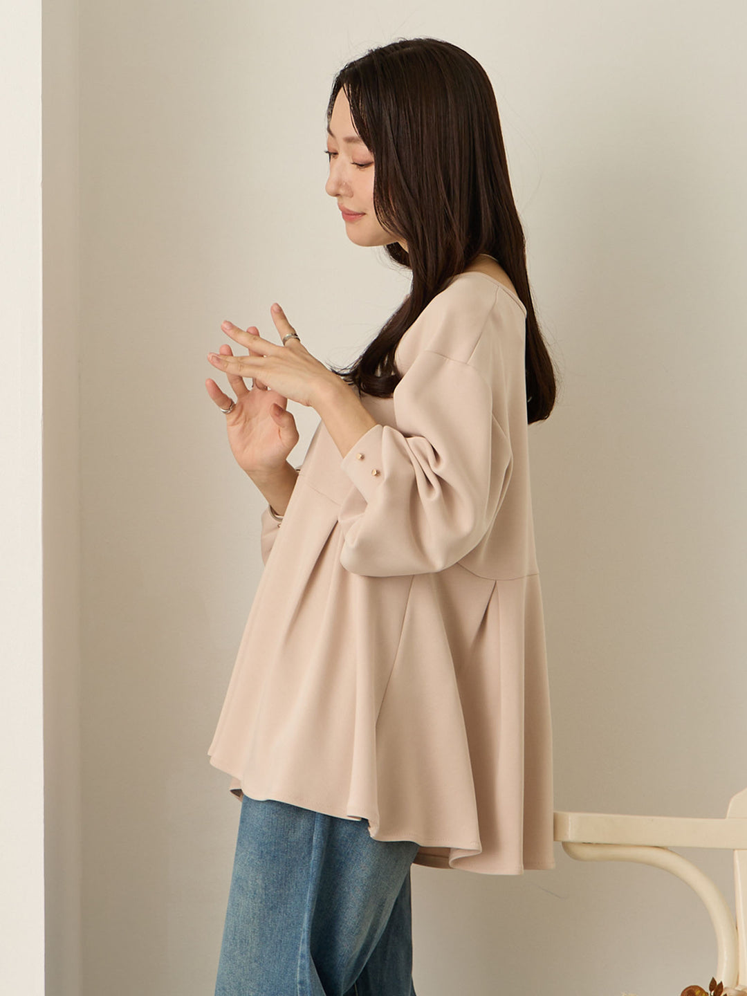 粉米色荷叶边上衣