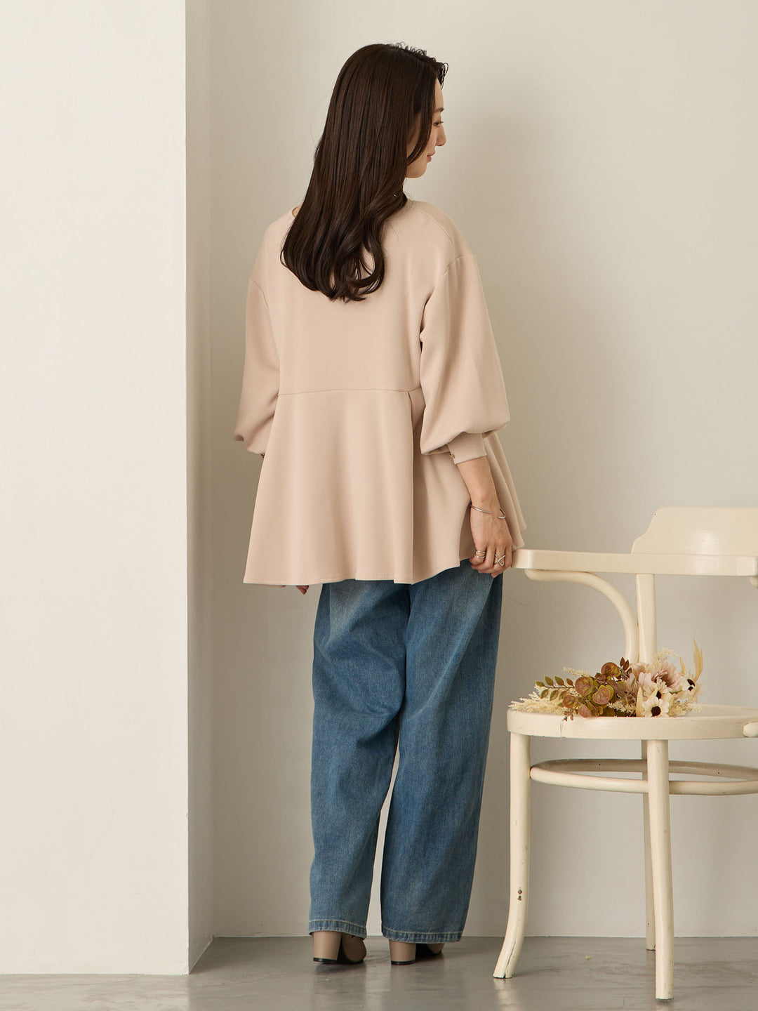 粉米色荷叶边上衣