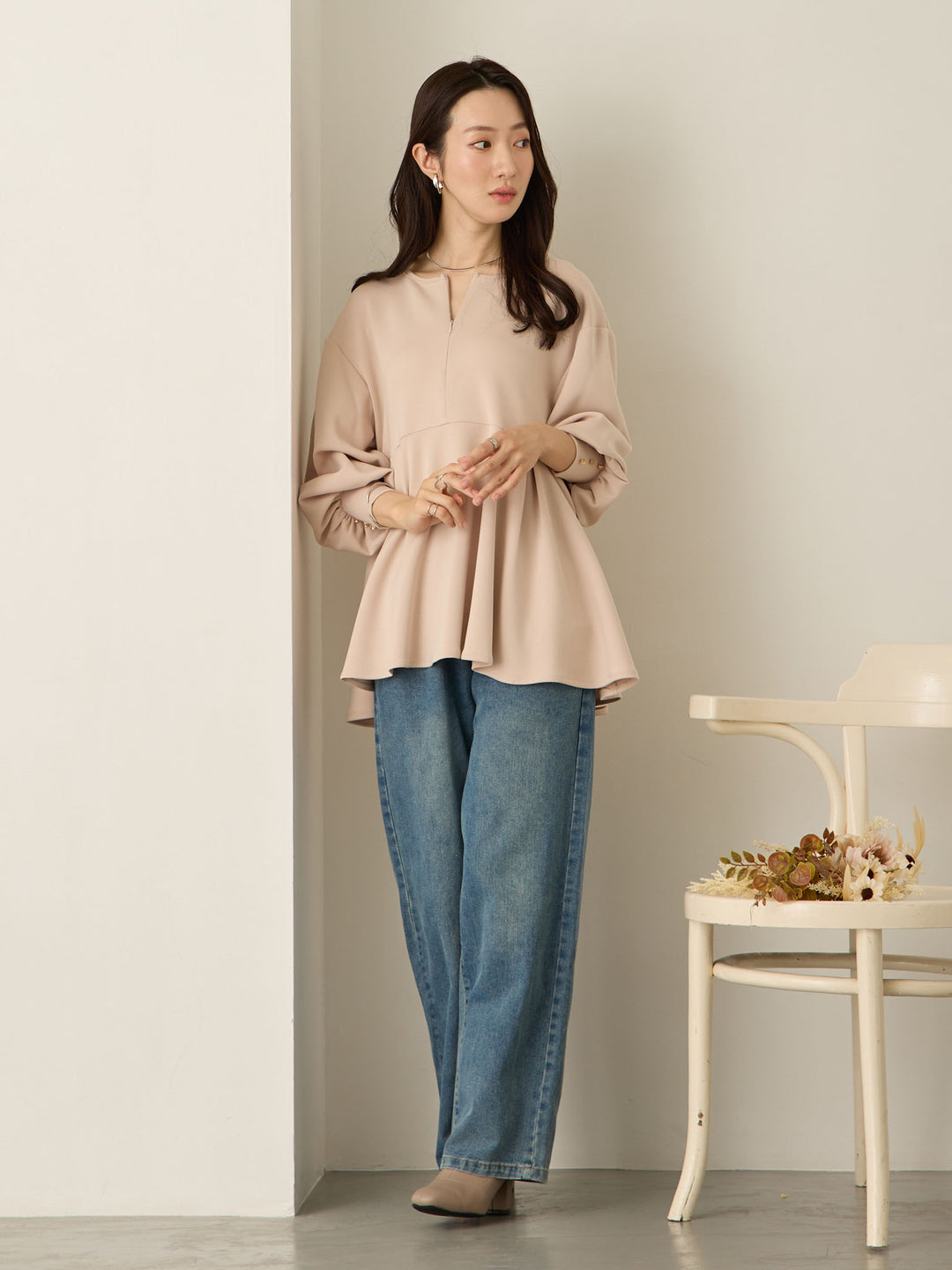 粉米色荷叶边上衣