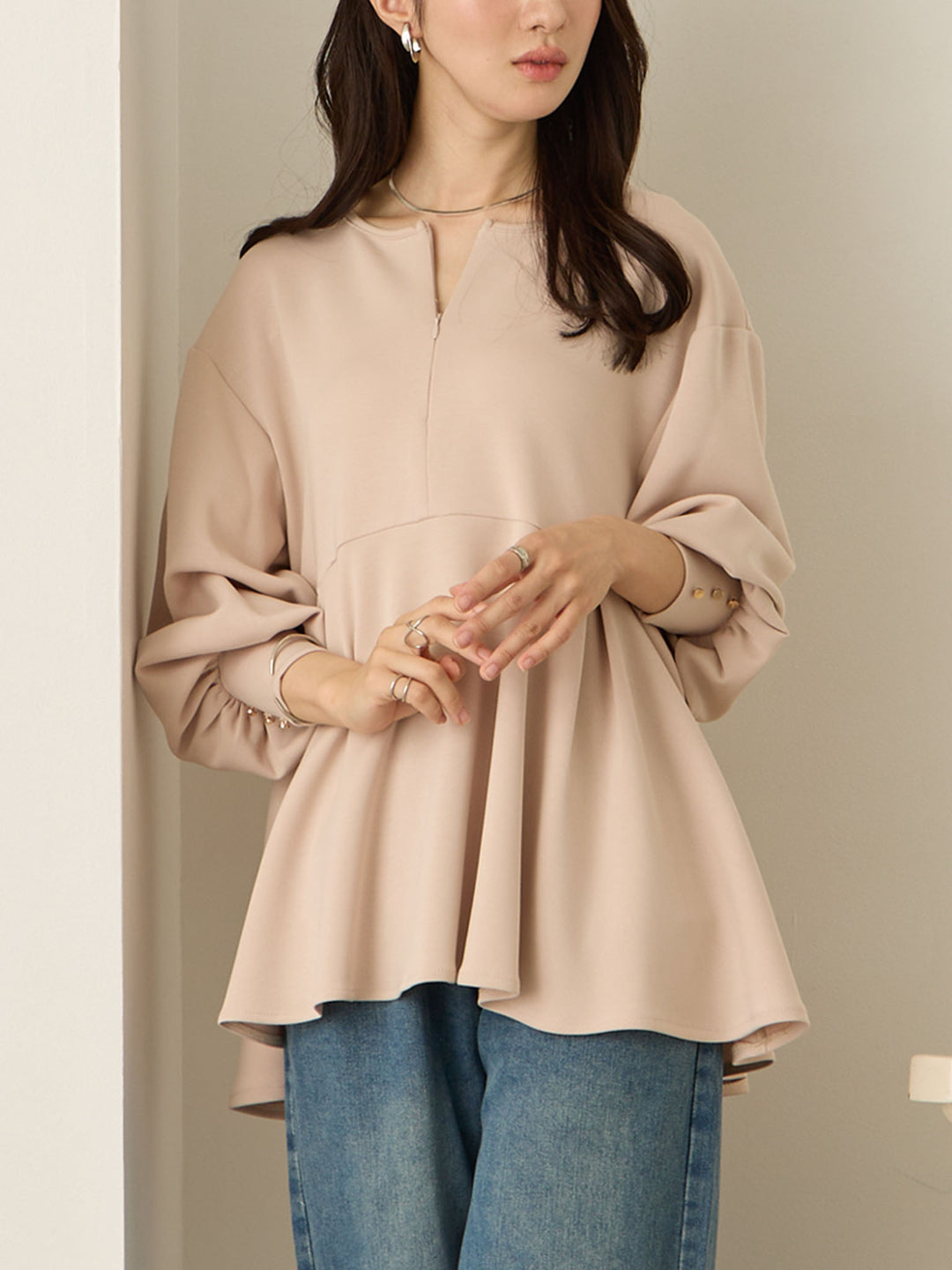 粉米色荷叶边上衣