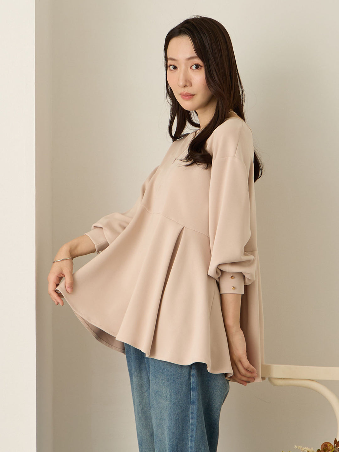 粉米色荷叶边上衣