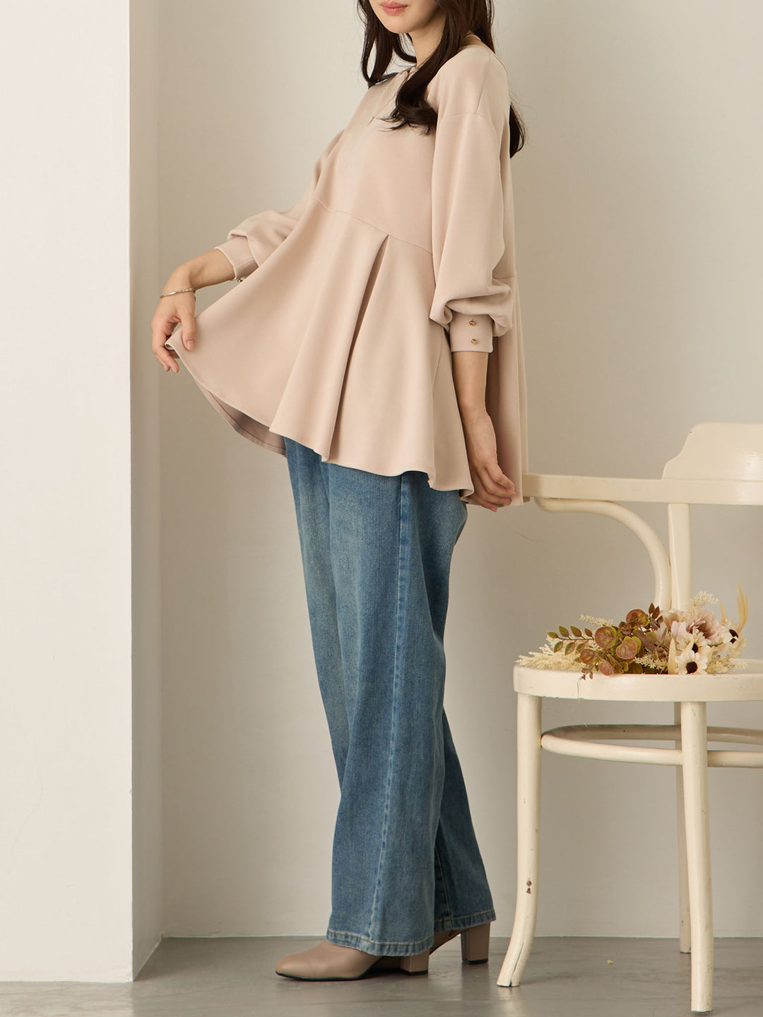 粉米色荷叶边上衣