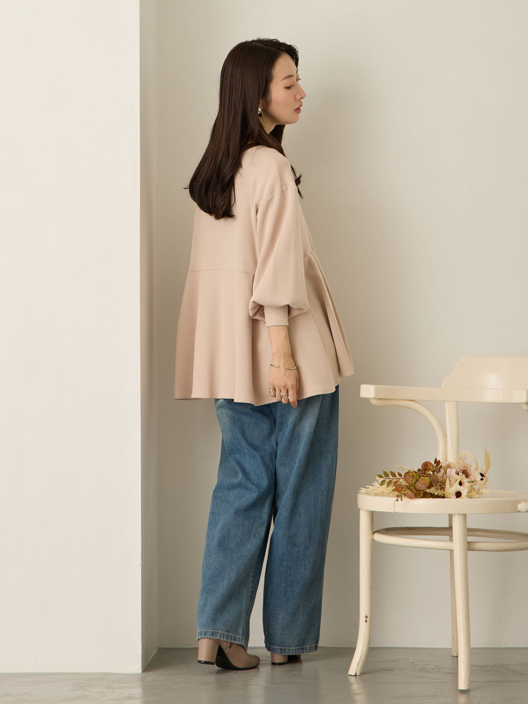 粉米色荷叶边上衣