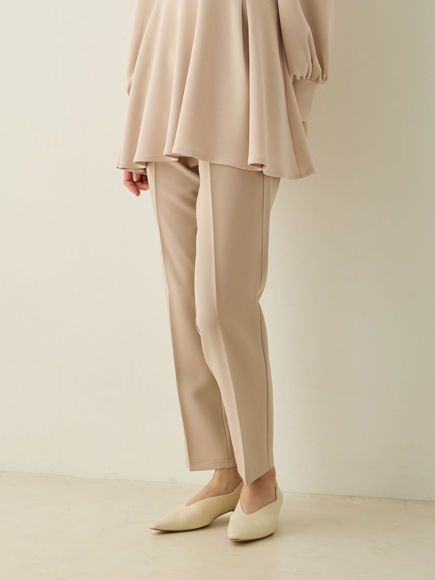 【マタニティ・産後】セレモニー対応・美脚見えマタニティテーパードパンツ Beige
