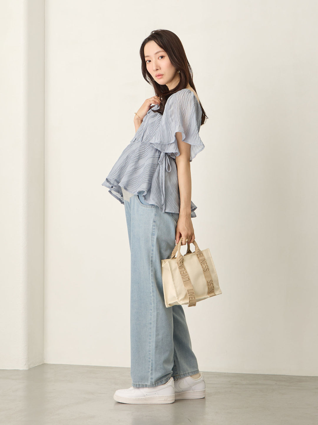 浅蓝色薄款牛仔长裤