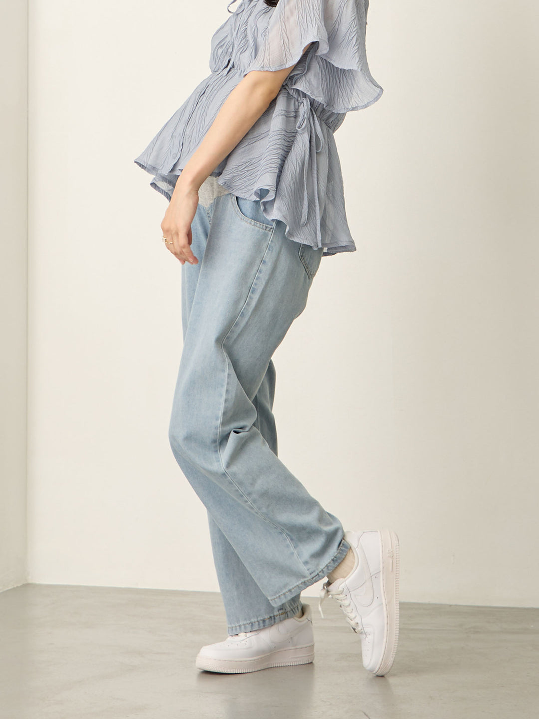 浅蓝色薄款牛仔长裤