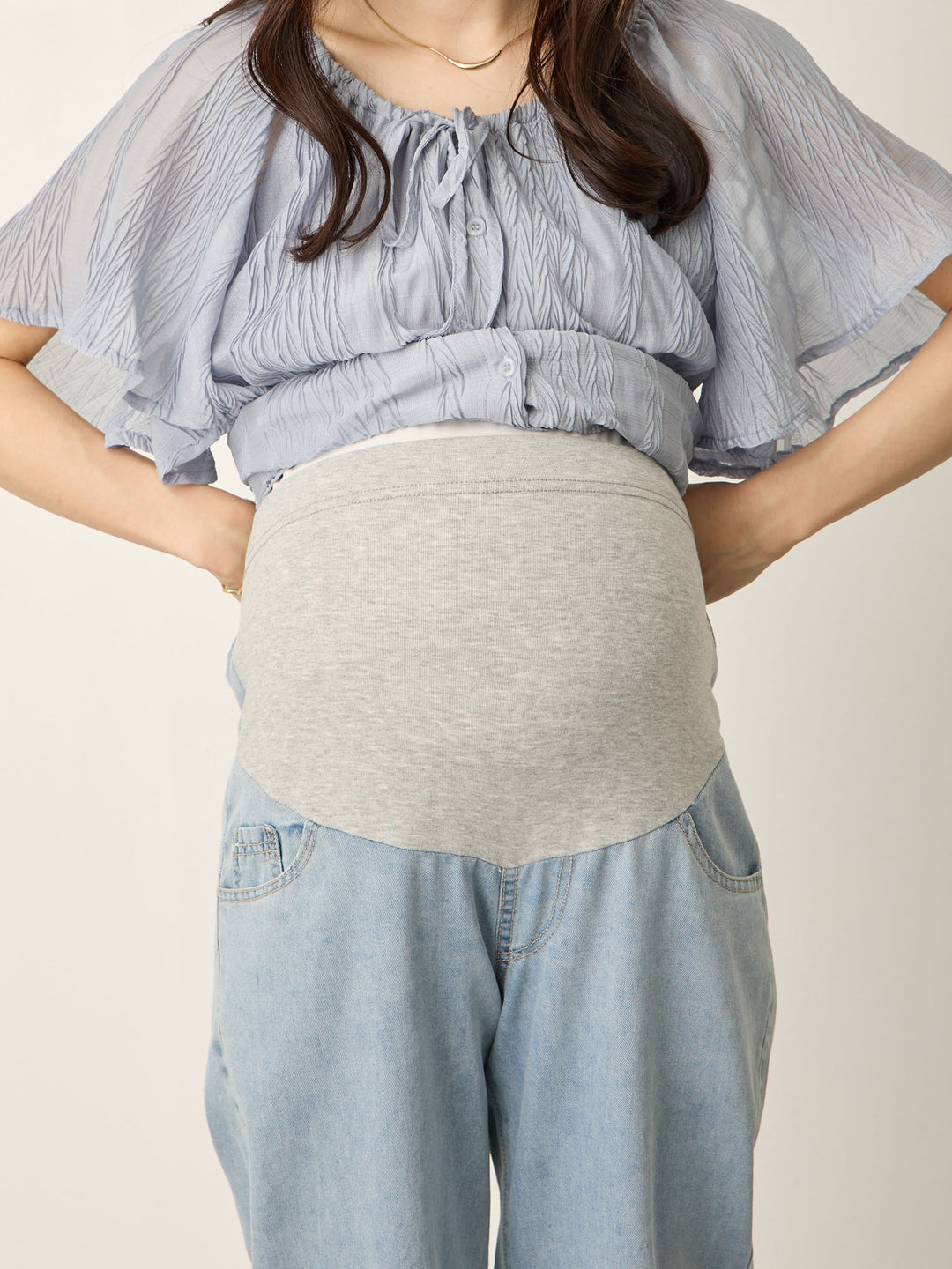 浅蓝色薄款牛仔长裤