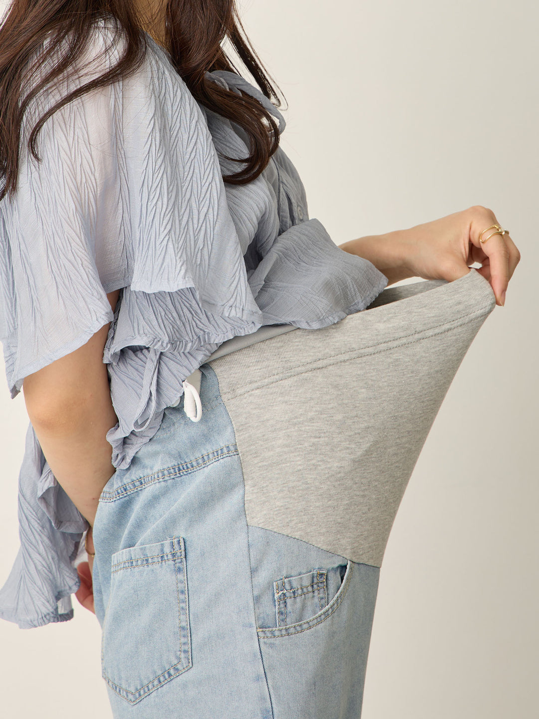 浅蓝色薄款牛仔长裤